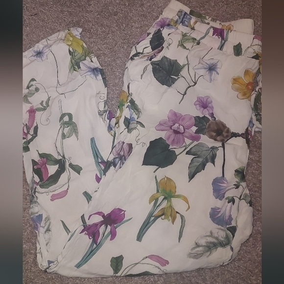Zara Pants - 4/$18 Floral casual trousers